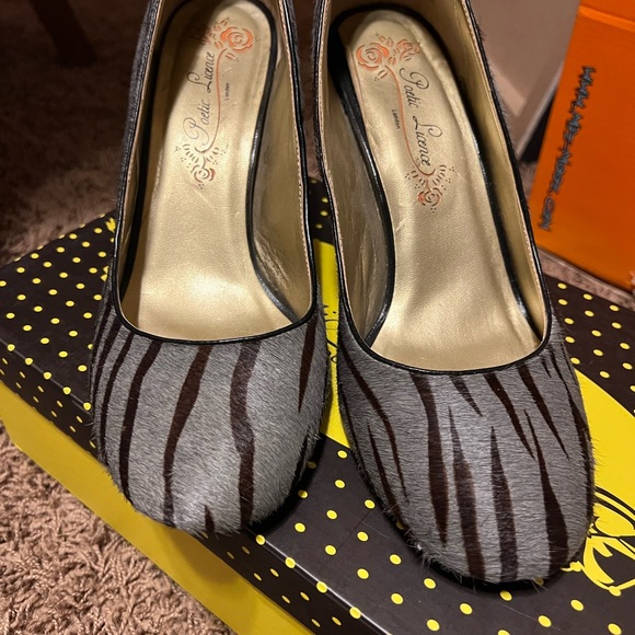 Poetic License grey mohair with brown zebra striping. Size 9. - Picture 9 of 10